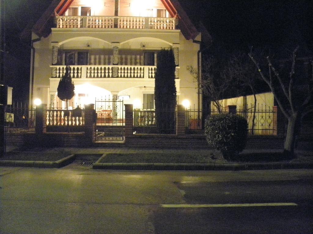 Bed and Breakfast Kristaly Apartman Хевіз Екстер'єр фото